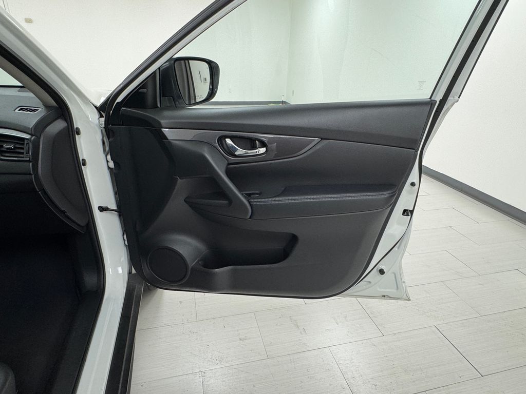 2020 Nissan Rogue SV photo 11
