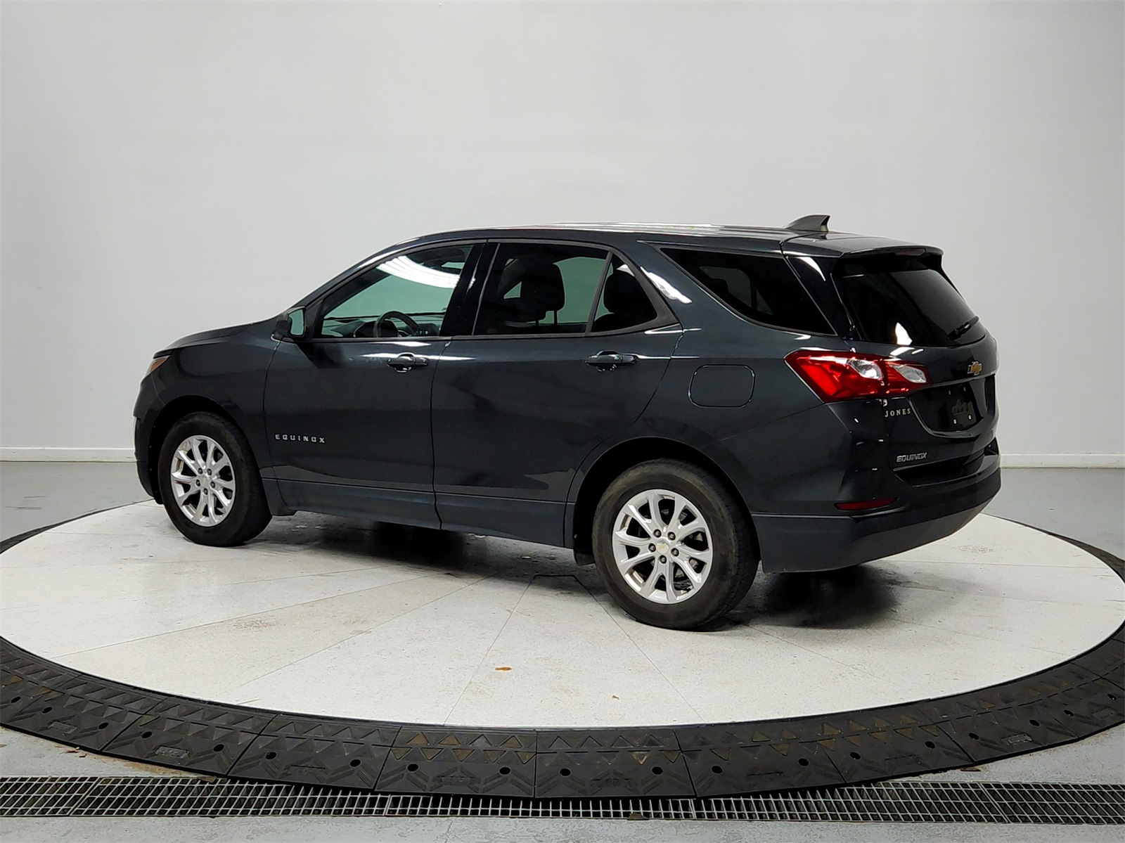 2019 Chevrolet Equinox LS photo 3