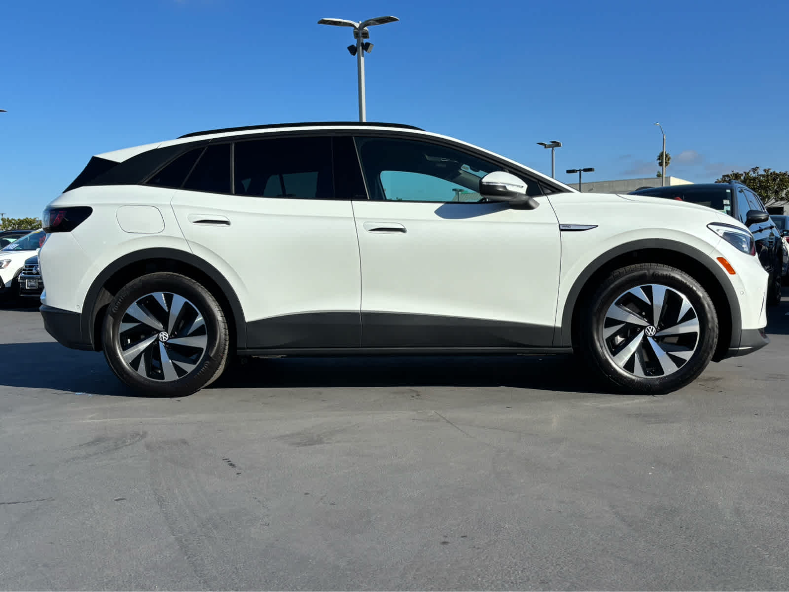 2025 Volkswagen ID.4 Pro photo 2