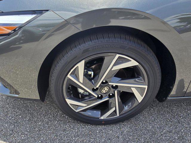 2025 Hyundai Elantra Limited photo 8