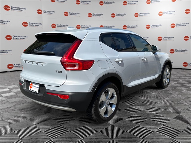 2022 Volvo XC40 Momentum T5 AWD photo 4