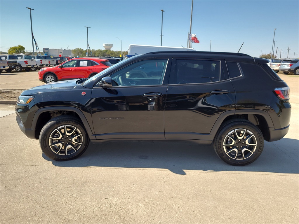 2024 Jeep Compass Trailhawk photo 2