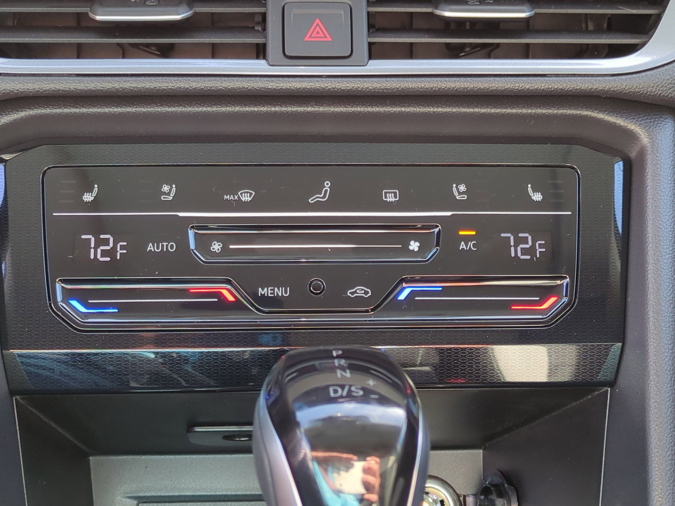 2025 Volkswagen Taos SEL photo 9
