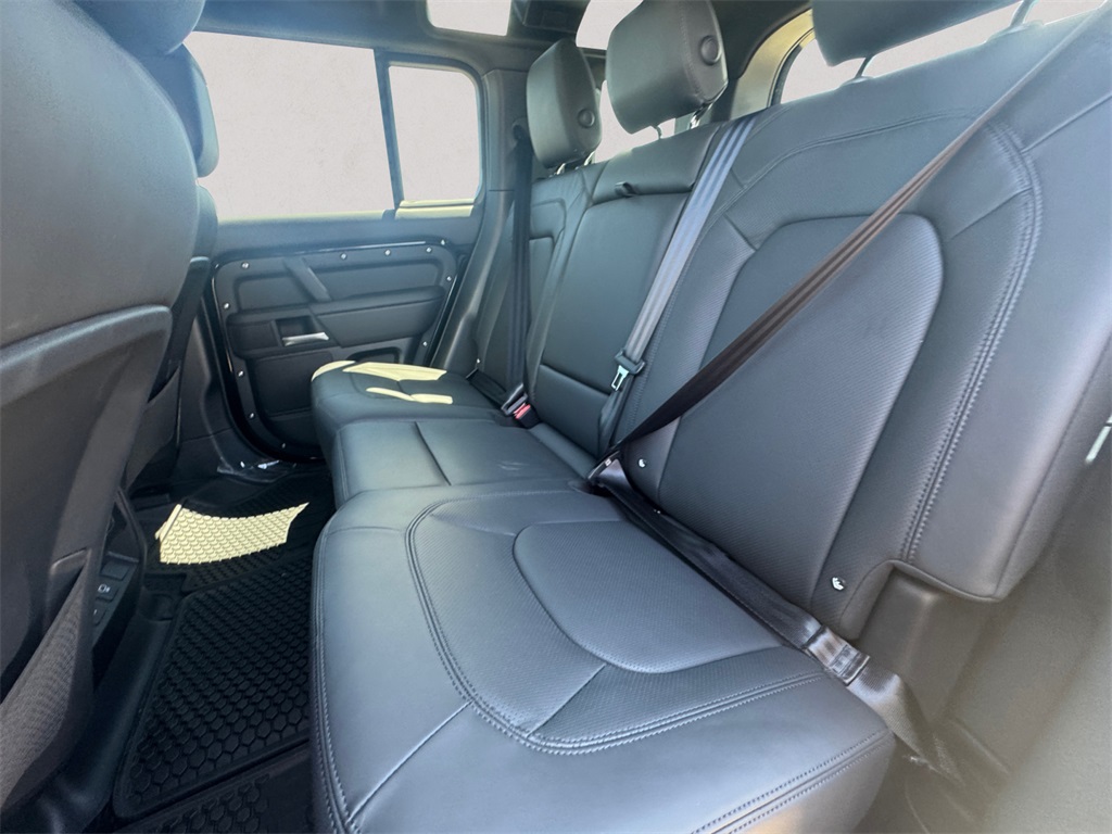 2025 Land Rover Defender 110 X-Dynamic SE photo 13