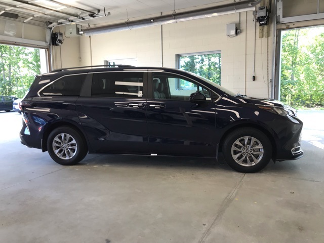 2024 Toyota Sienna XLE photo 2