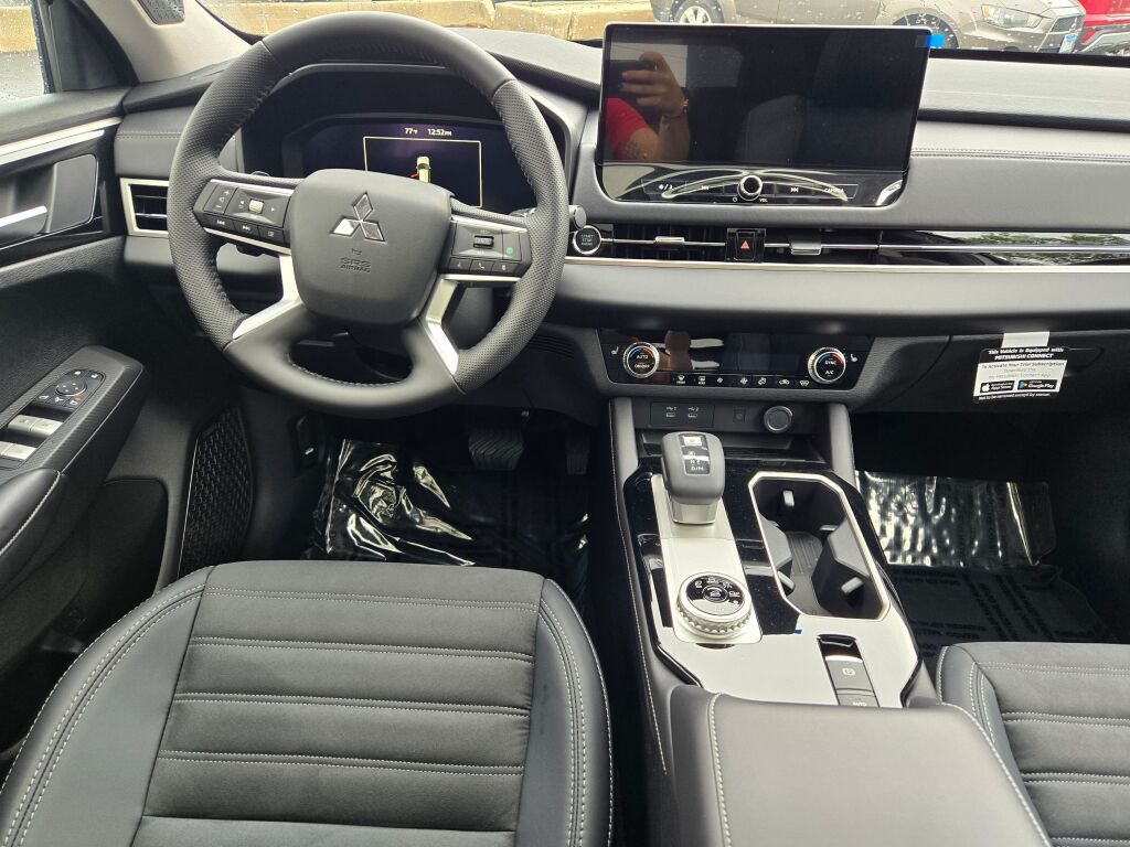 2025 Mitsubishi Outlander SE photo 12