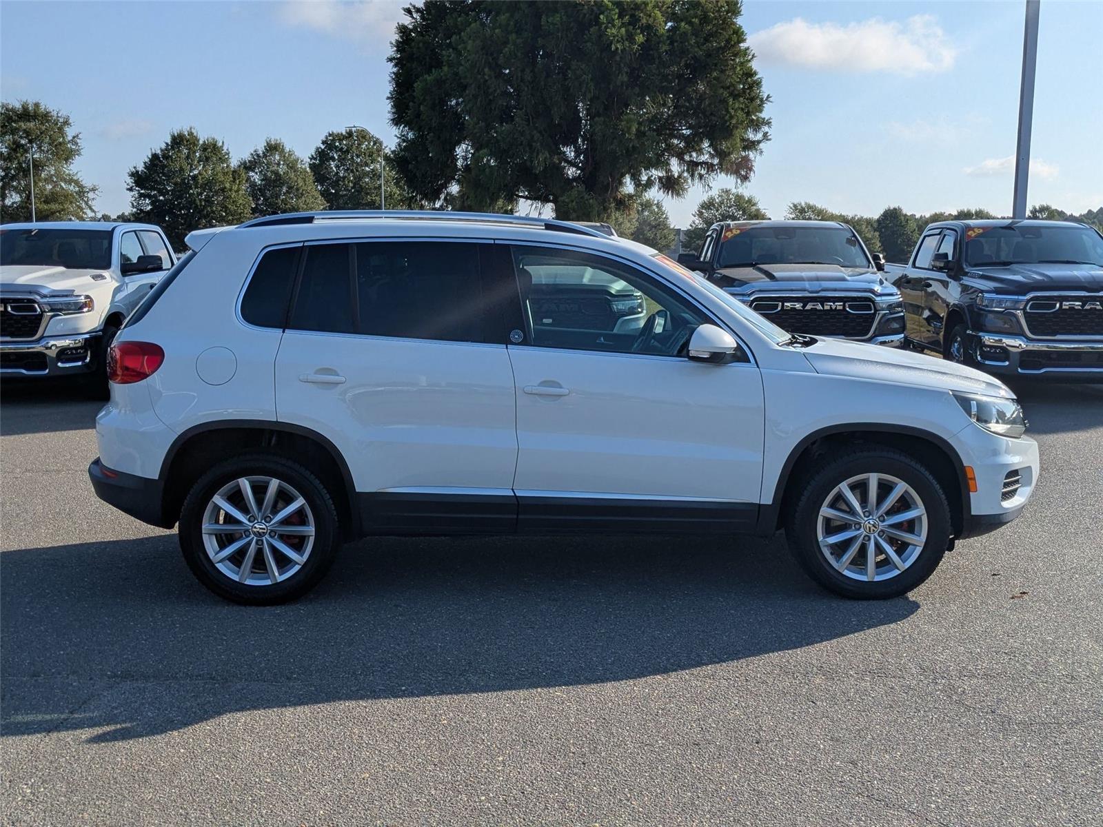 2017 Volkswagen Tiguan Wolfsburg Edition photo 3