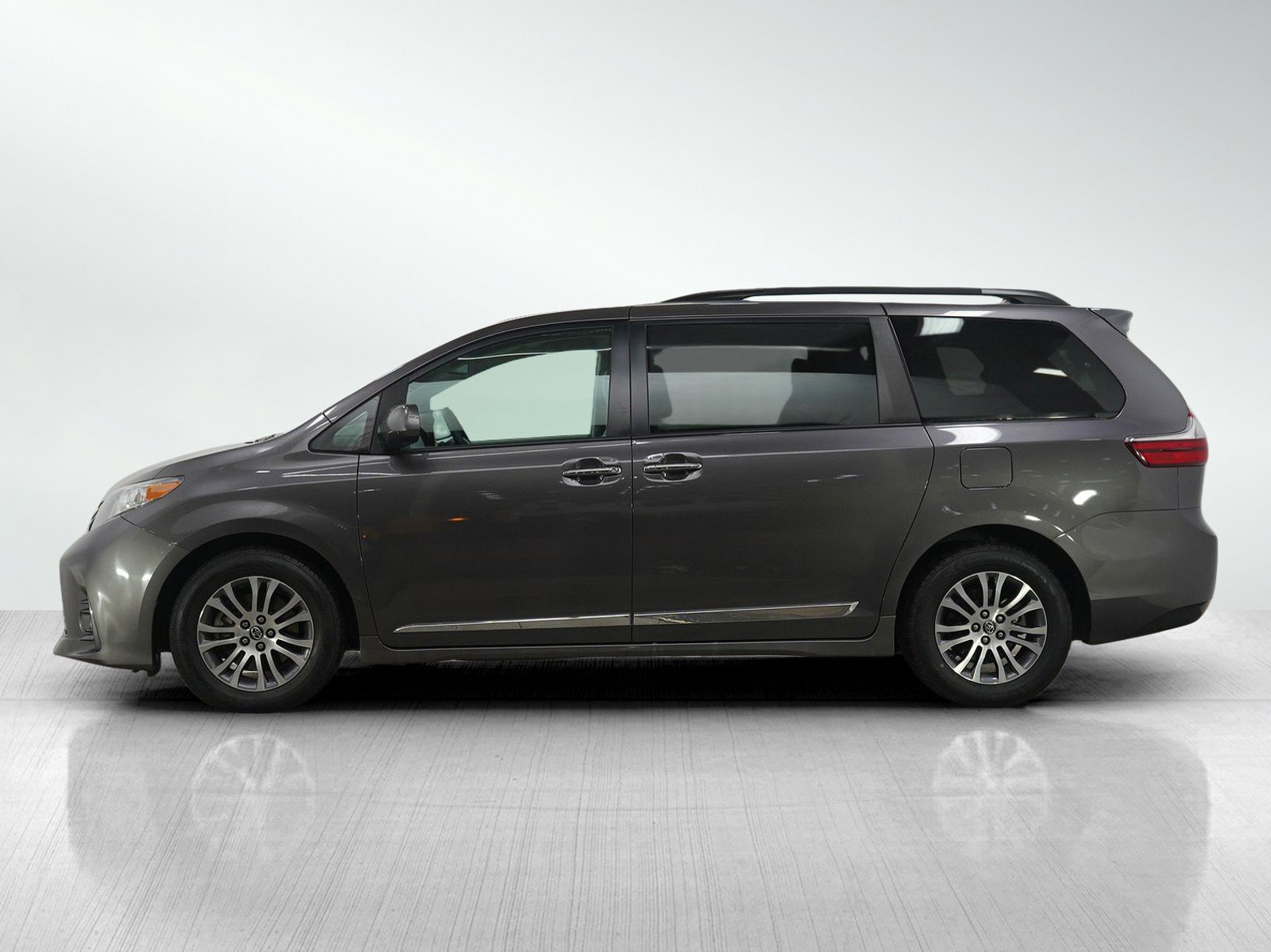 Used 2019 Toyota Sienna XLE Premium with VIN 5TDYZ3DC1KS973404 for sale in Burnsville, Minnesota