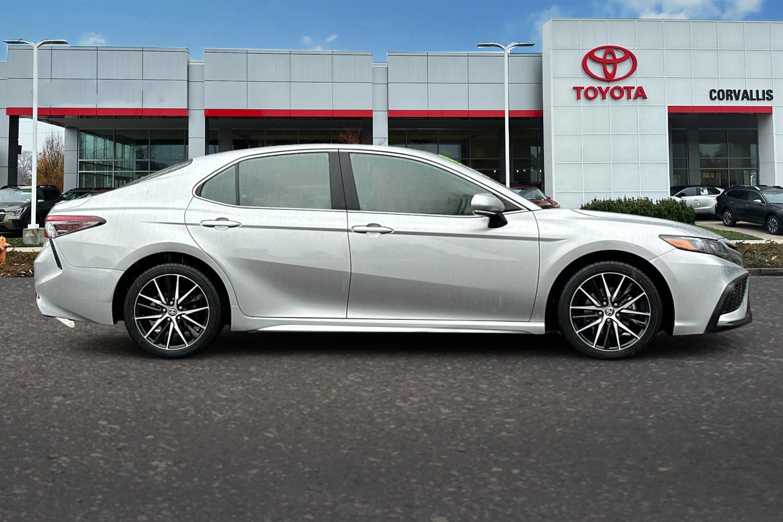 2022 Toyota Camry SE photo 2