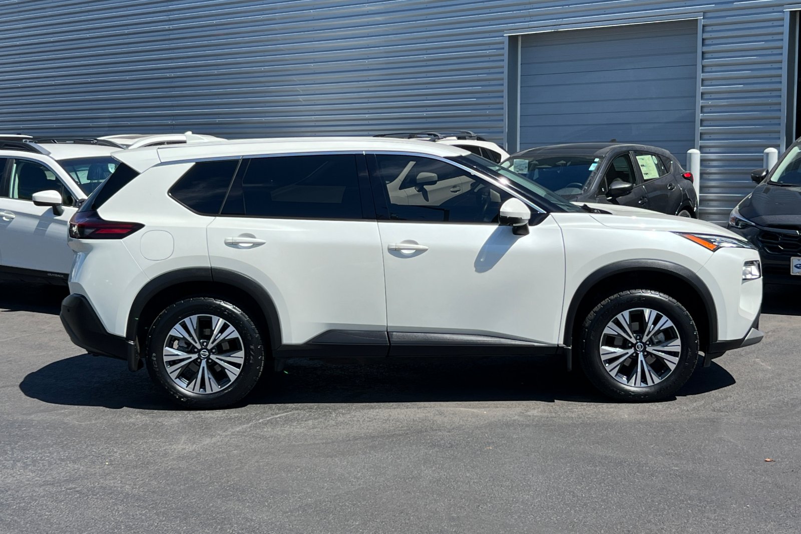 2021 Nissan Rogue SV photo 2