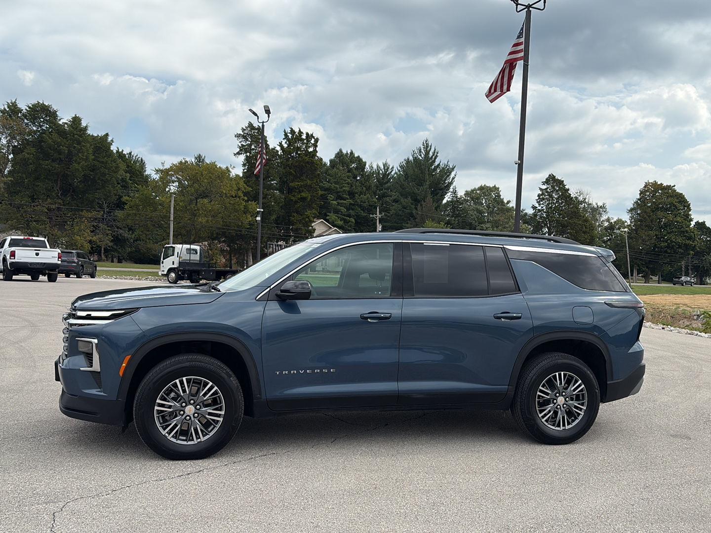 2025 Chevrolet Traverse photo 3