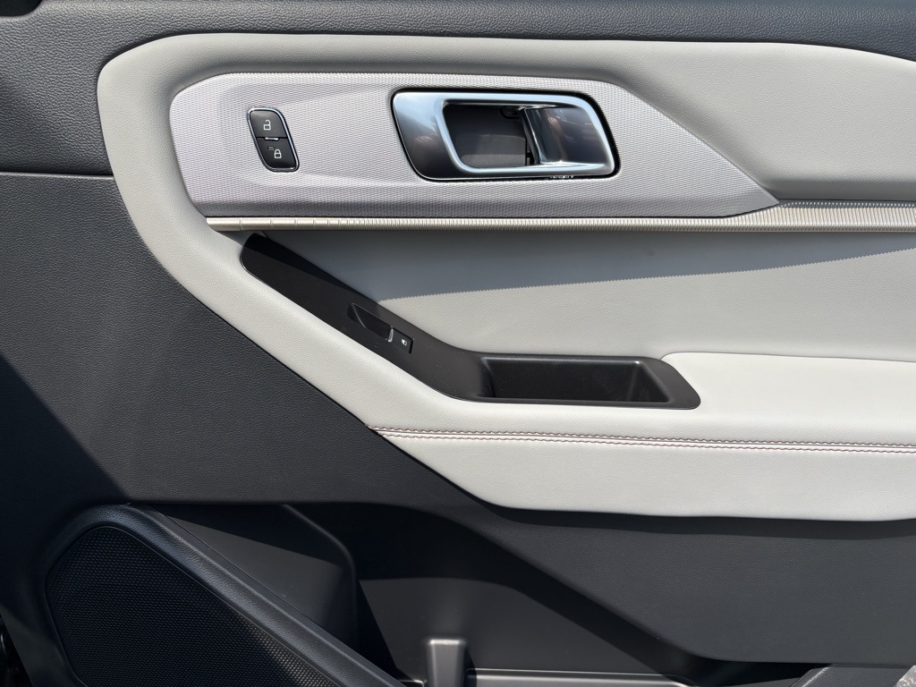 2025 Ford Explorer photo 29