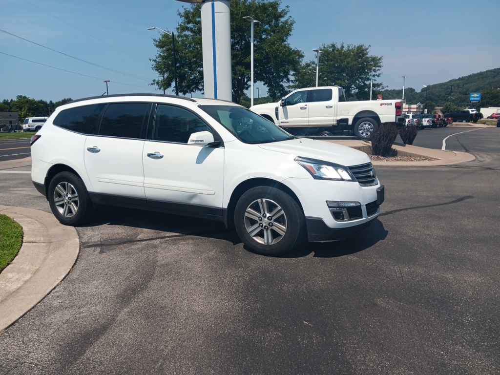 Used 2017 Chevrolet Traverse 2LT with VIN 1GNKVHKD2HJ112126 for sale in Onalaska, WI