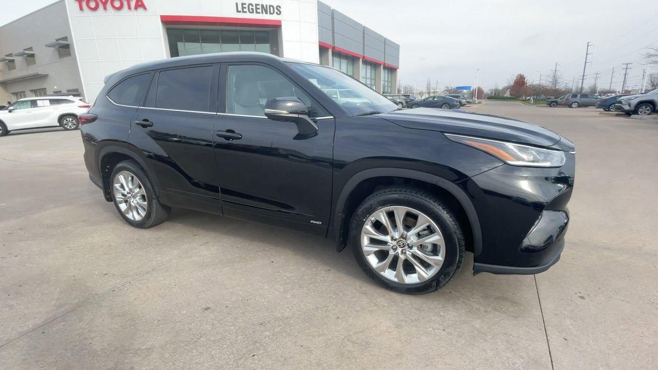 Used 2025 Toyota Highlander Limited with VIN 5TDXBRCH8SS667350 for sale in Kansas City