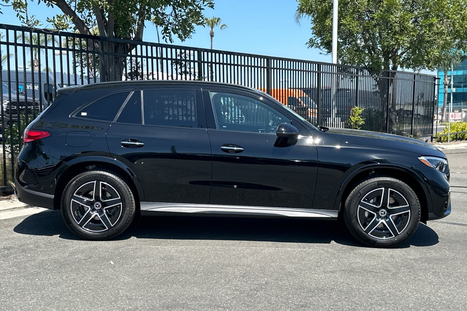2025 Mercedes Benz GLC 300 photo 4