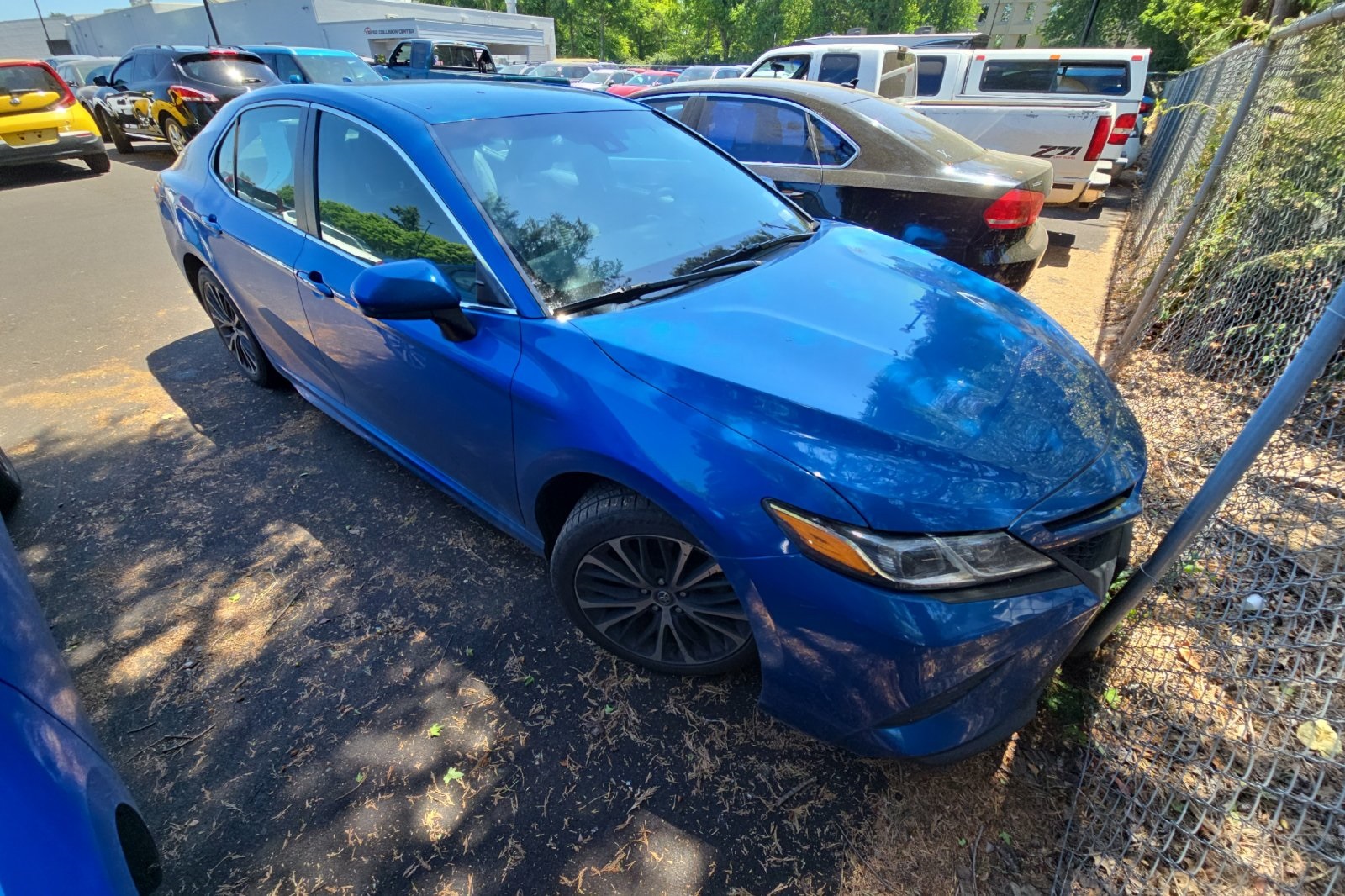 2020 Toyota Camry SE photo 2