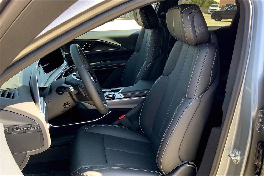 2025 Cadillac Lyriq Luxury photo 12