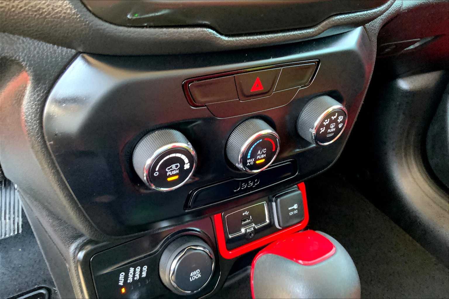 2020 Toyota RAV4 LE photo 32