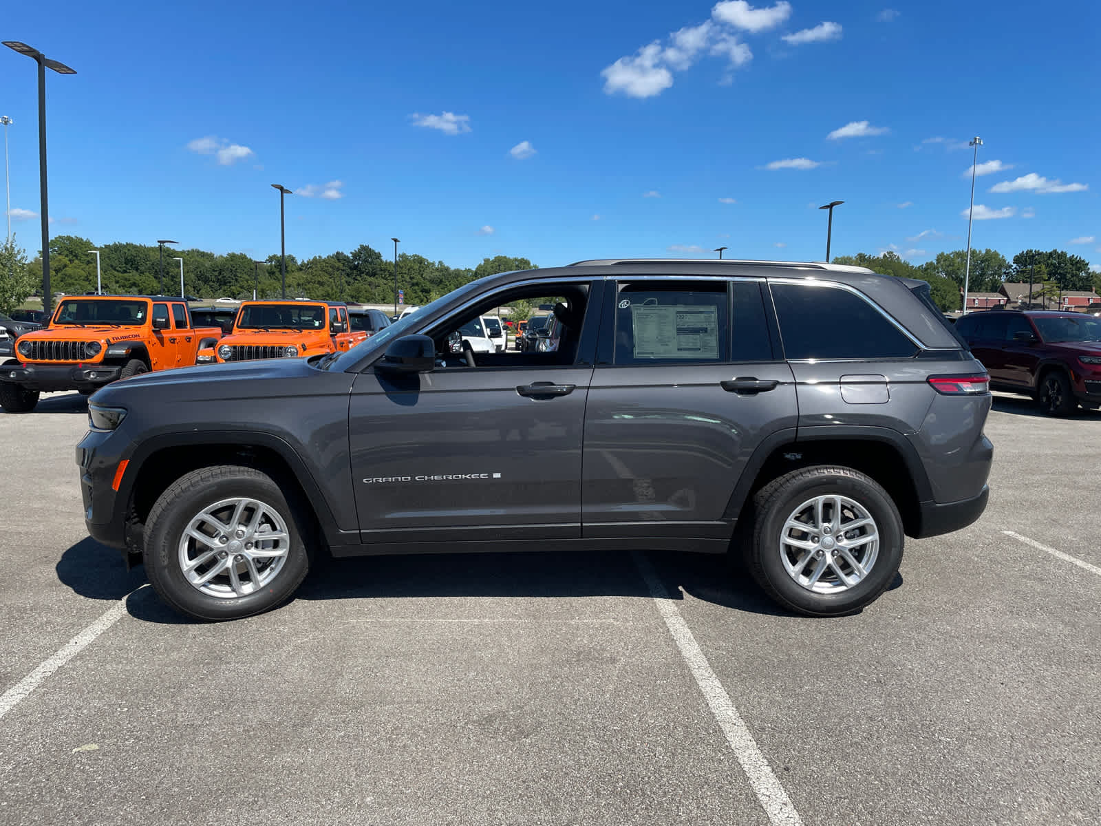 2025 Jeep Grand Cherokee Laredo X photo 2