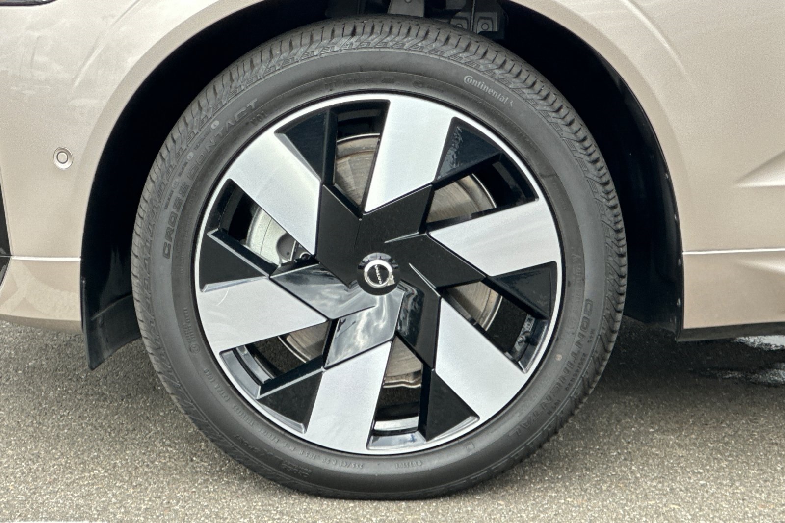 2025 Volvo XC60 Hybrid T8 Plus photo 28