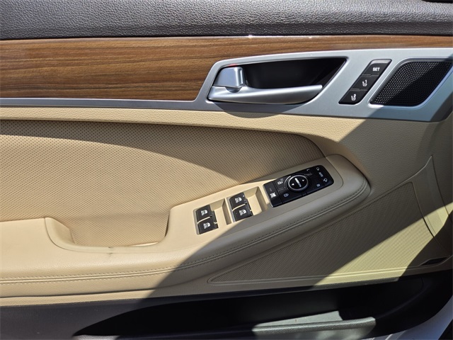 2015 Hyundai Genesis 3.8 RWD photo 18