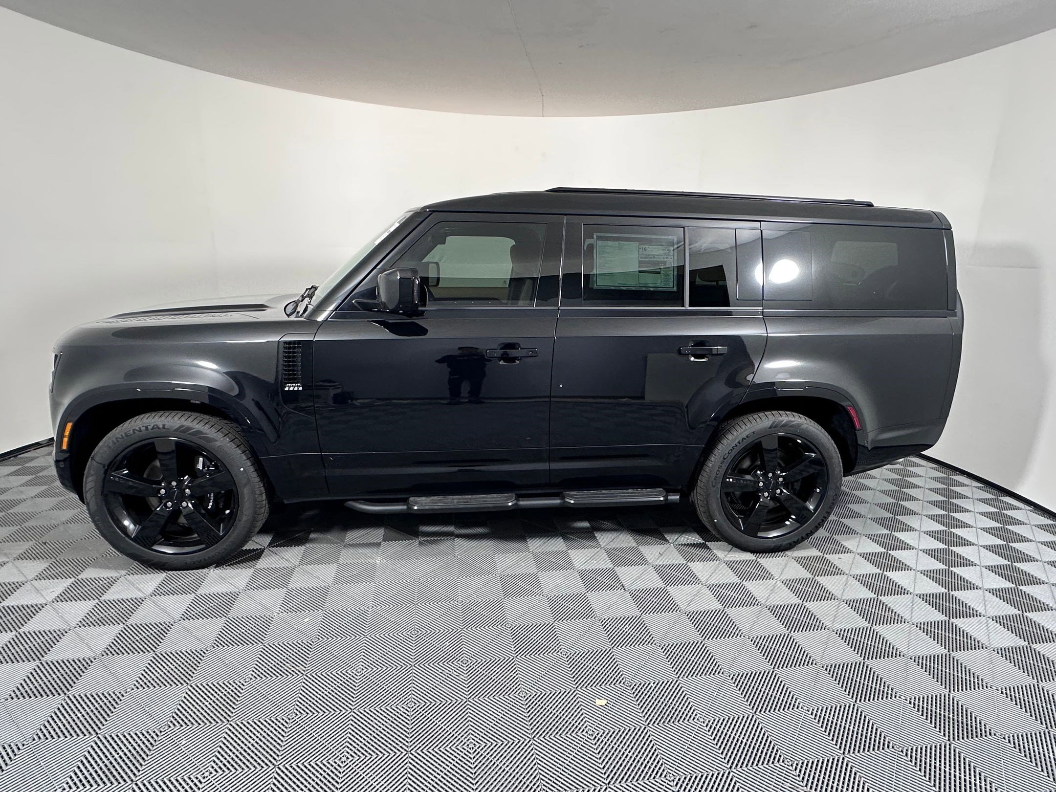 2026 Land Rover Defender 130 V8 photo 2