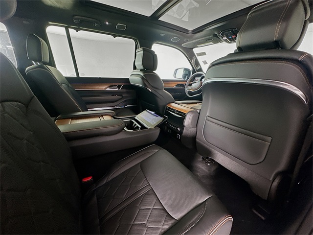 2024 Jeep Wagoneer L Series III photo 28