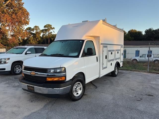 2025 Chevrolet Express Cutaway 3500 photo 2