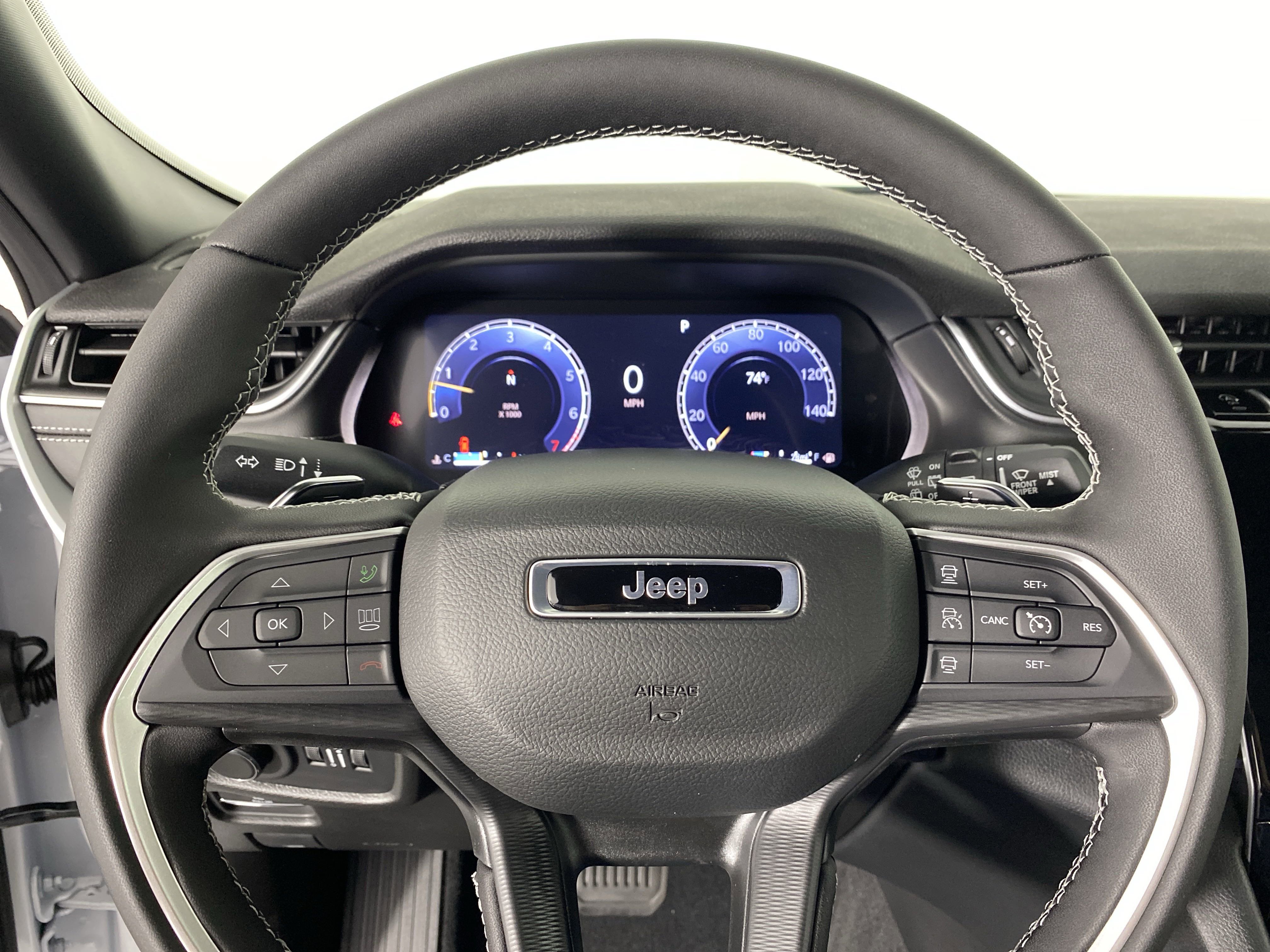 2025 Jeep Grand Cherokee Laredo Altitude photo 4