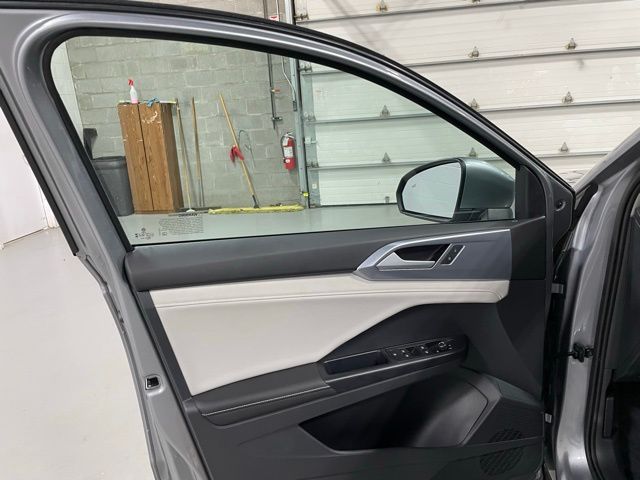 2025 Volkswagen Taos SE photo 10