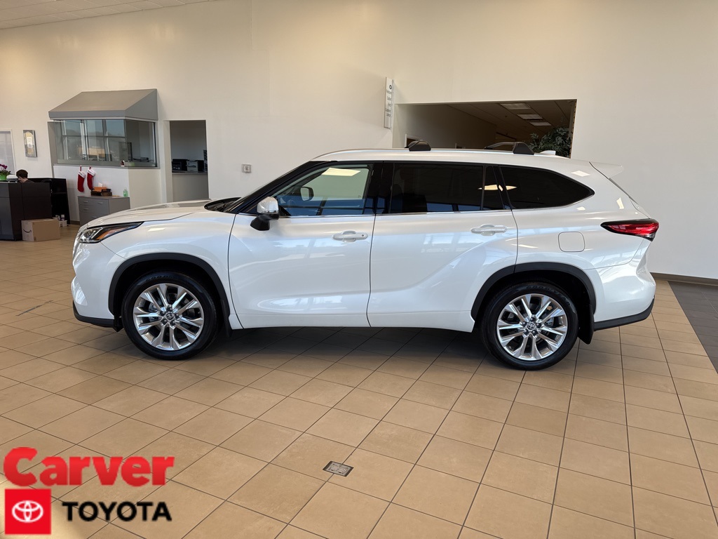 2023 Toyota Highlander Limited's photo