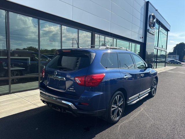 2018 Nissan Pathfinder Platinum photo 2
