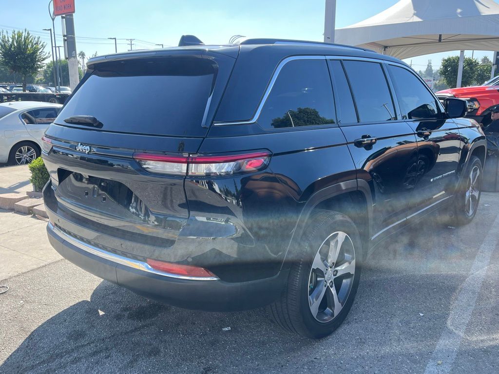 2023 Jeep Cherokee Base photo 4