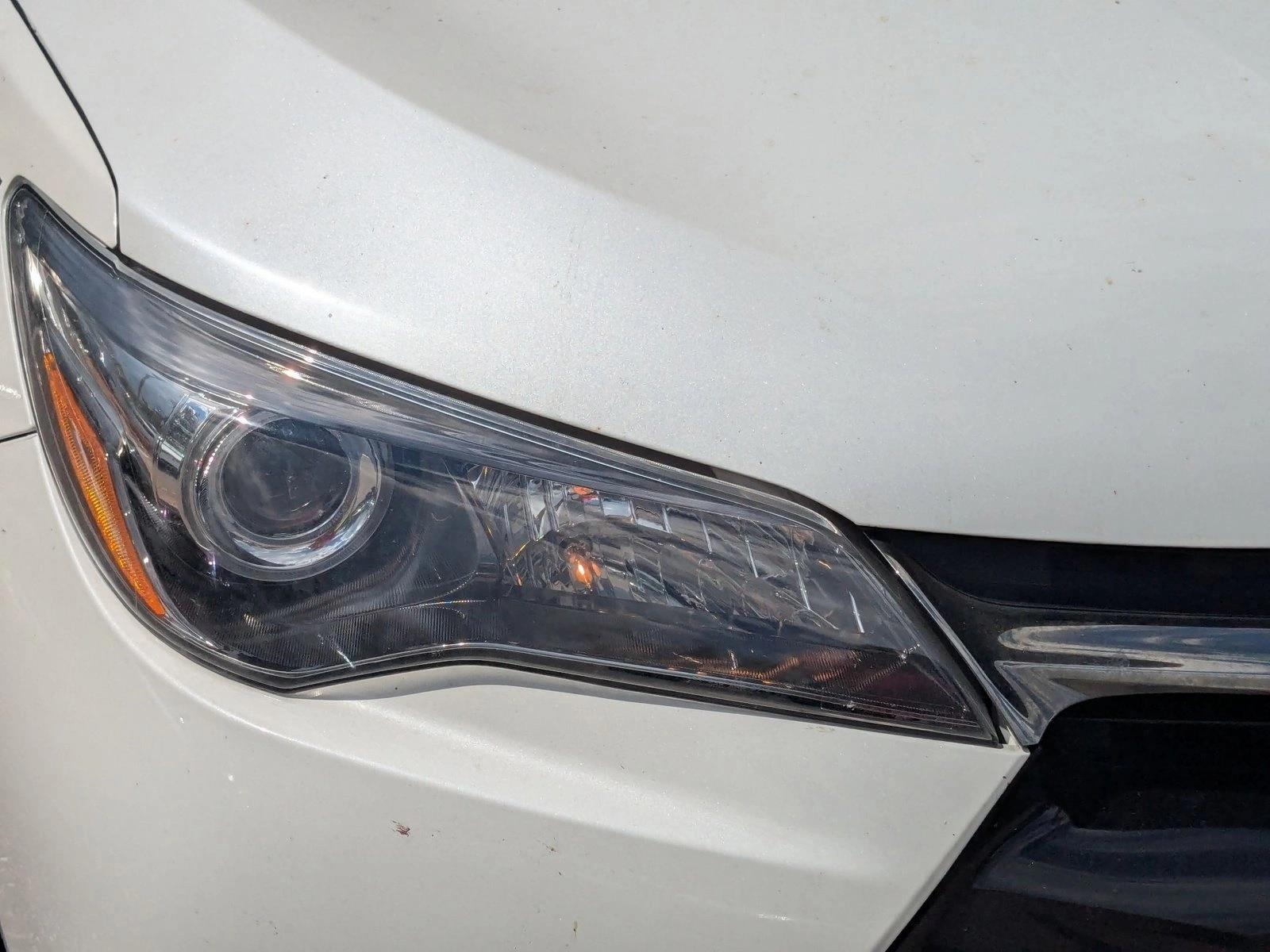 2016 Toyota Camry SE photo 2