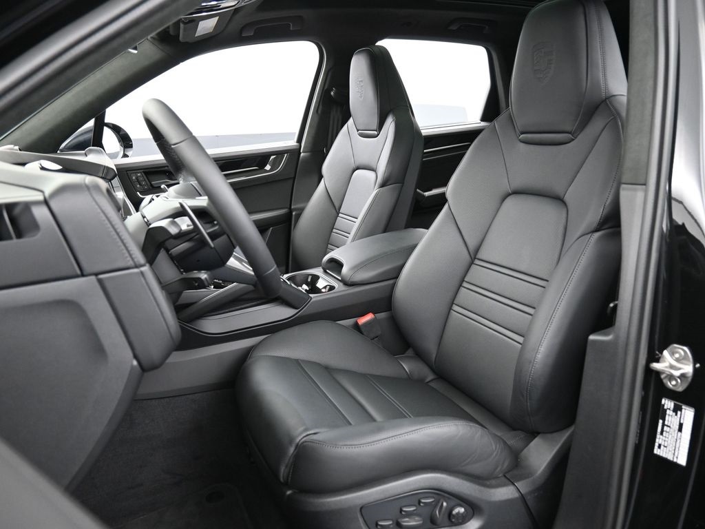 2025 Porsche Cayenne Turbo E-Hybrid photo 4