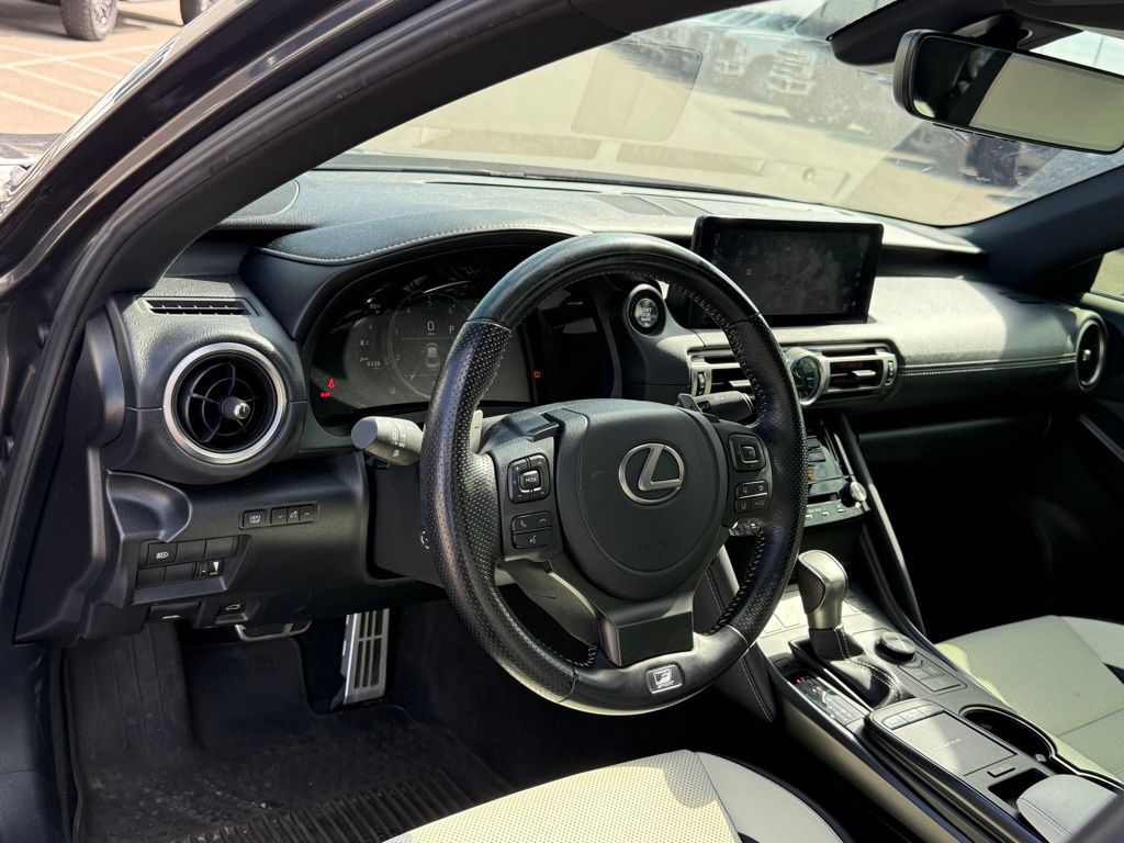 2022 Lexus IS 350 F SPORT photo 3