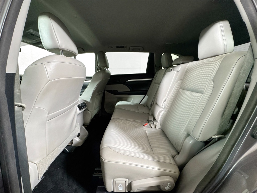 2014 Toyota Highlander LE Plus photo 14