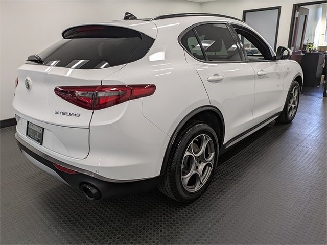 2022 Alfa Romeo Stelvio Ti photo 4