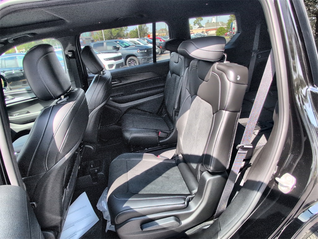 2025 Jeep Grand Cherokee Laredo Altitude photo 21