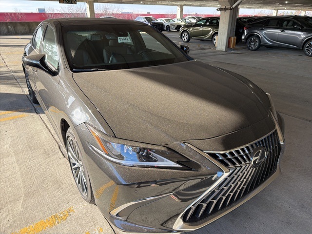 2025 Lexus ES 350's photo