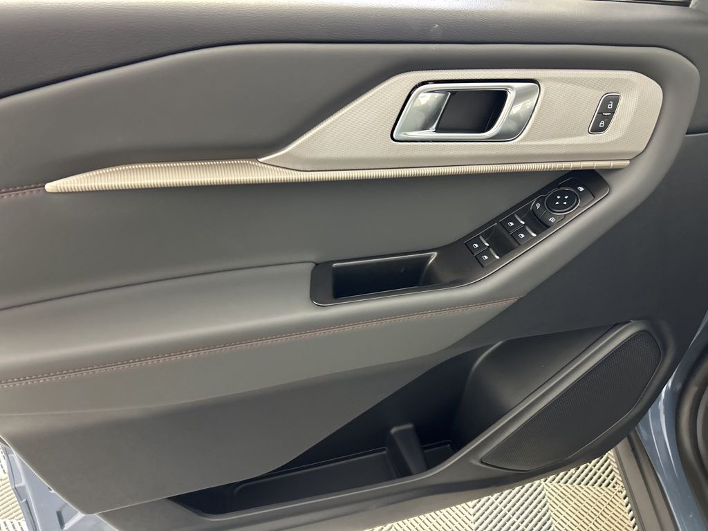 2025 Ford Explorer photo 9