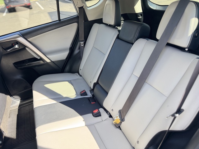 2016 Toyota RAV4 Limited photo 6