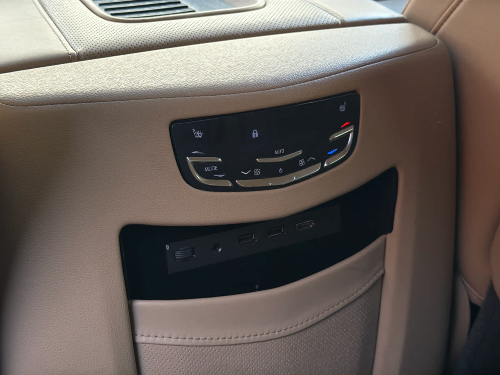 2018 Cadillac Escalade Platinum photo 14