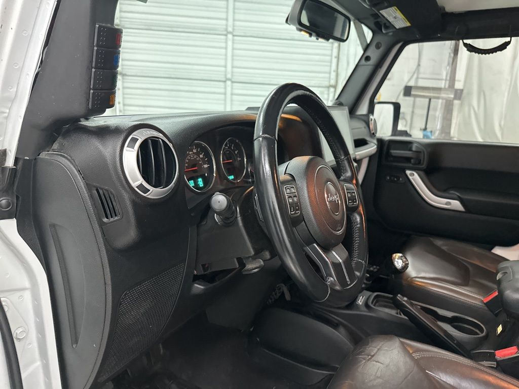 2014 Jeep Wrangler Unlimited Sahara photo 8