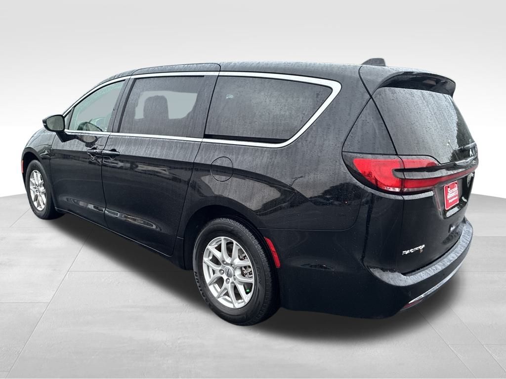 2024 Chrysler Pacifica Touring L photo 2