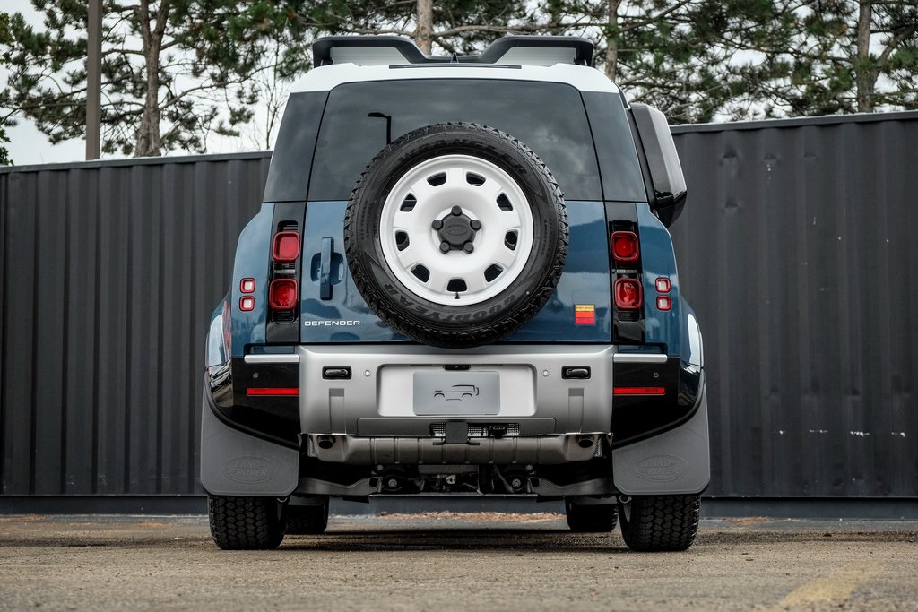 2025 Land Rover Defender 110 S photo 9