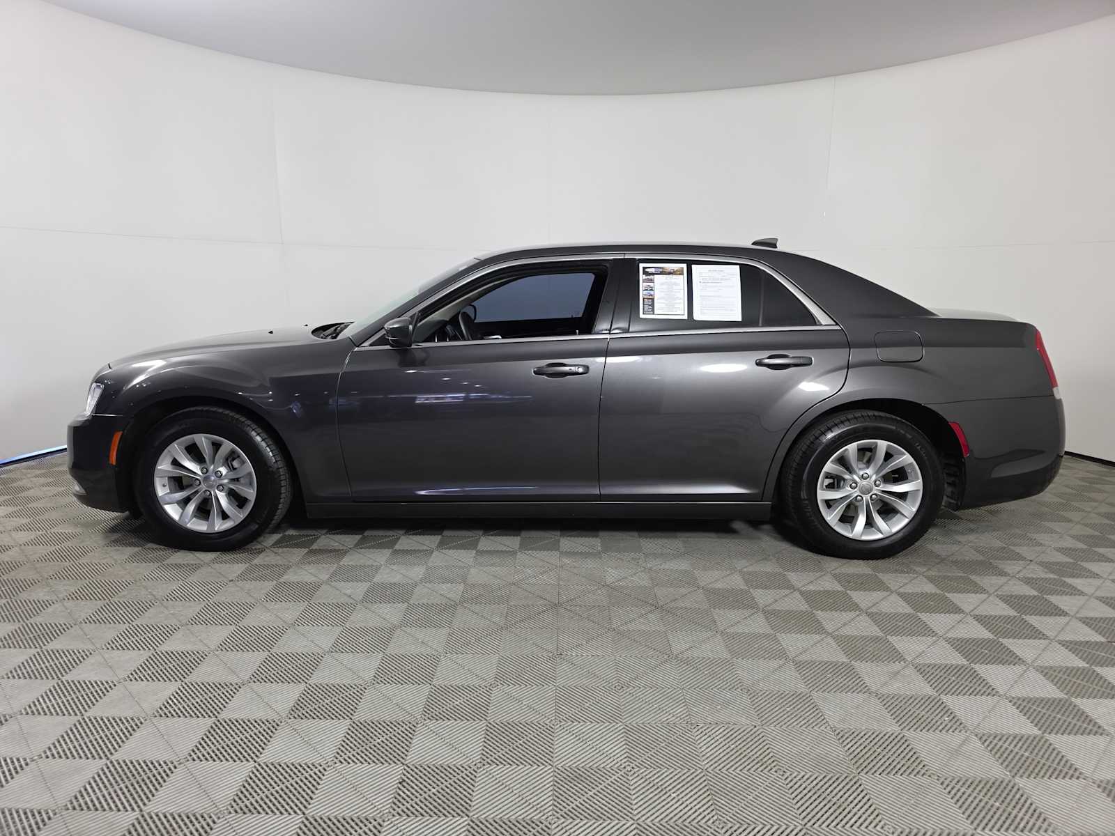 2023 Chrysler 300 Touring photo 4