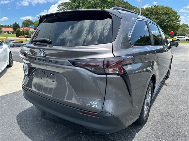 2024 Toyota Sienna XLE photo 3