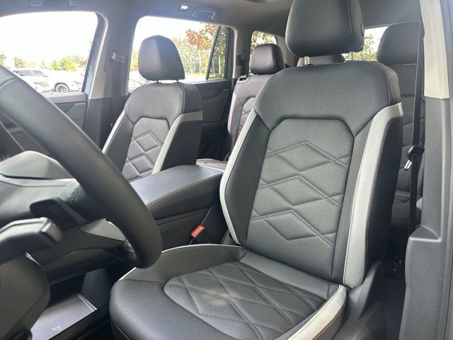 2025 Volkswagen Atlas Peak Edition SE photo 3