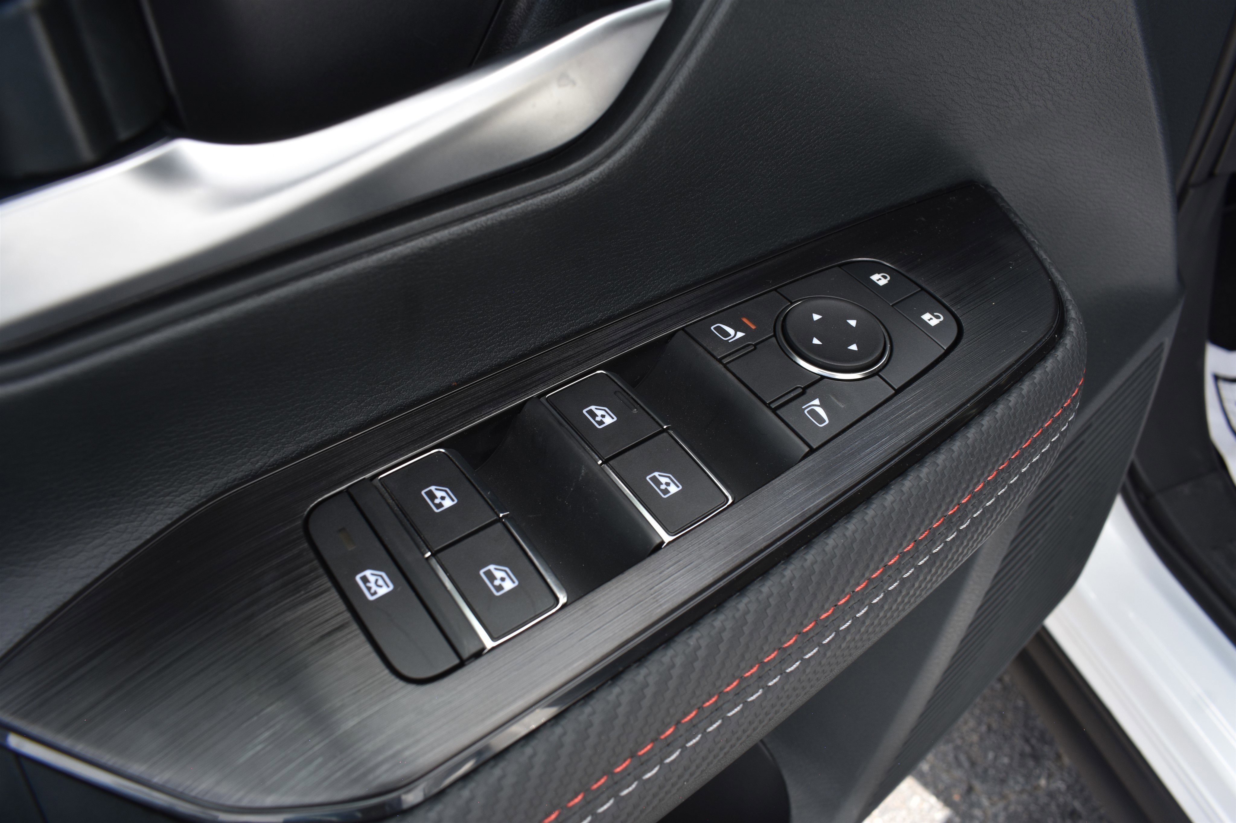2025 Nissan Kicks SR photo 4